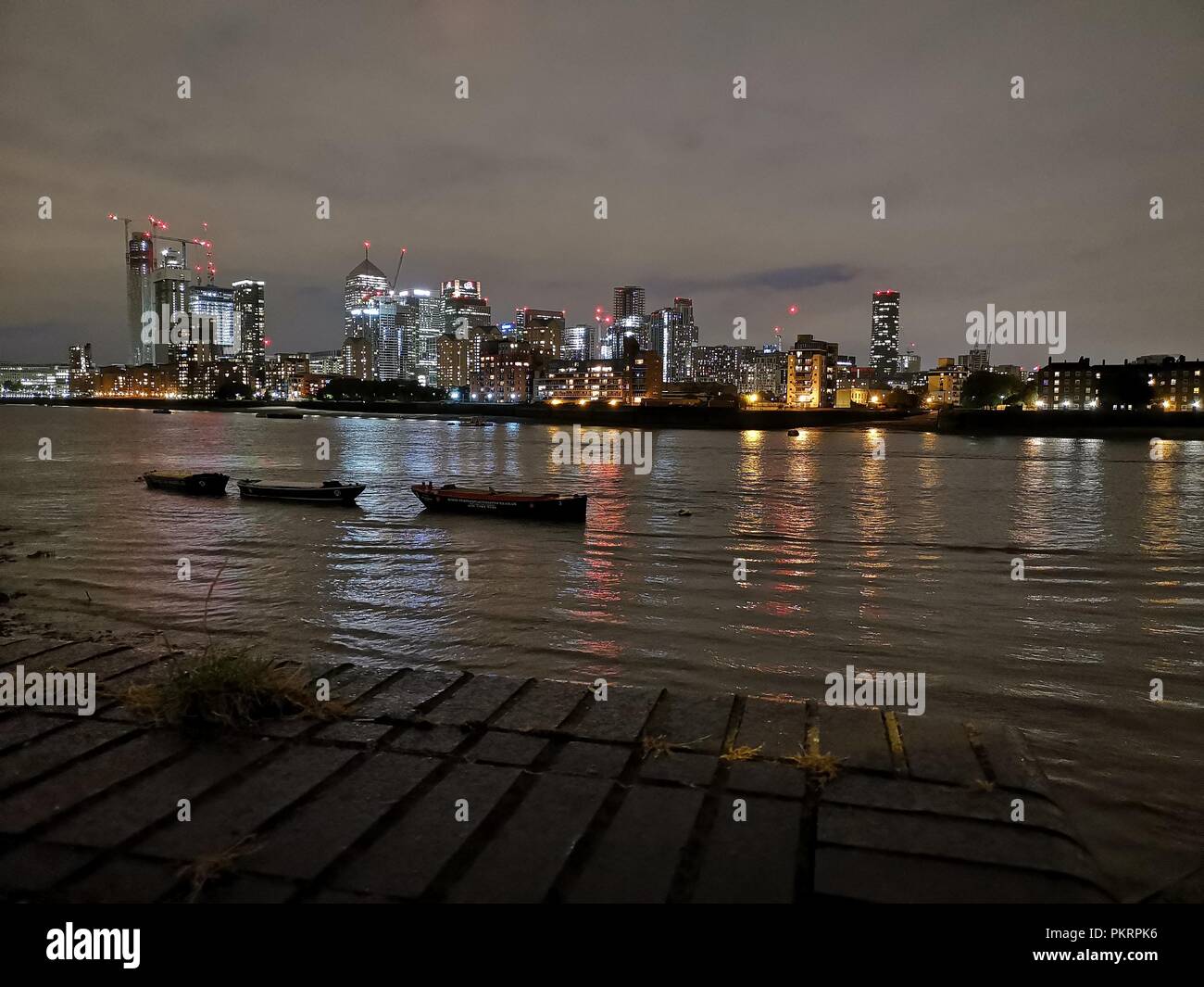 Skyline - Canary Wharf à partir de l'eau au Canada Banque D'Images