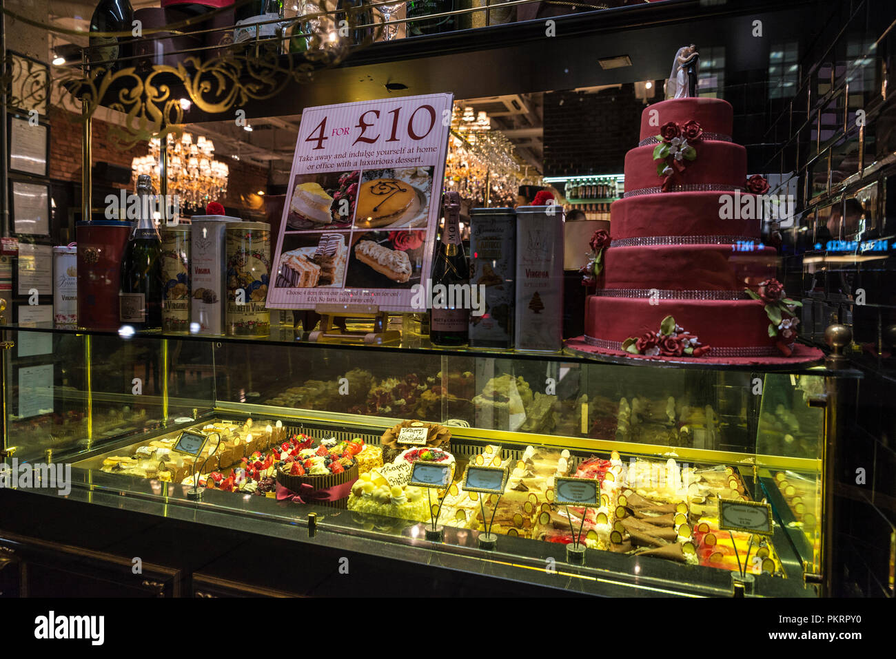 Londres, Royaume-Uni, le 3 janvier 2018 : Affichage d'un magasin de bonbons avec un énorme gâteau de mariage à Londres, Angleterre, Royaume-Uni Banque D'Images