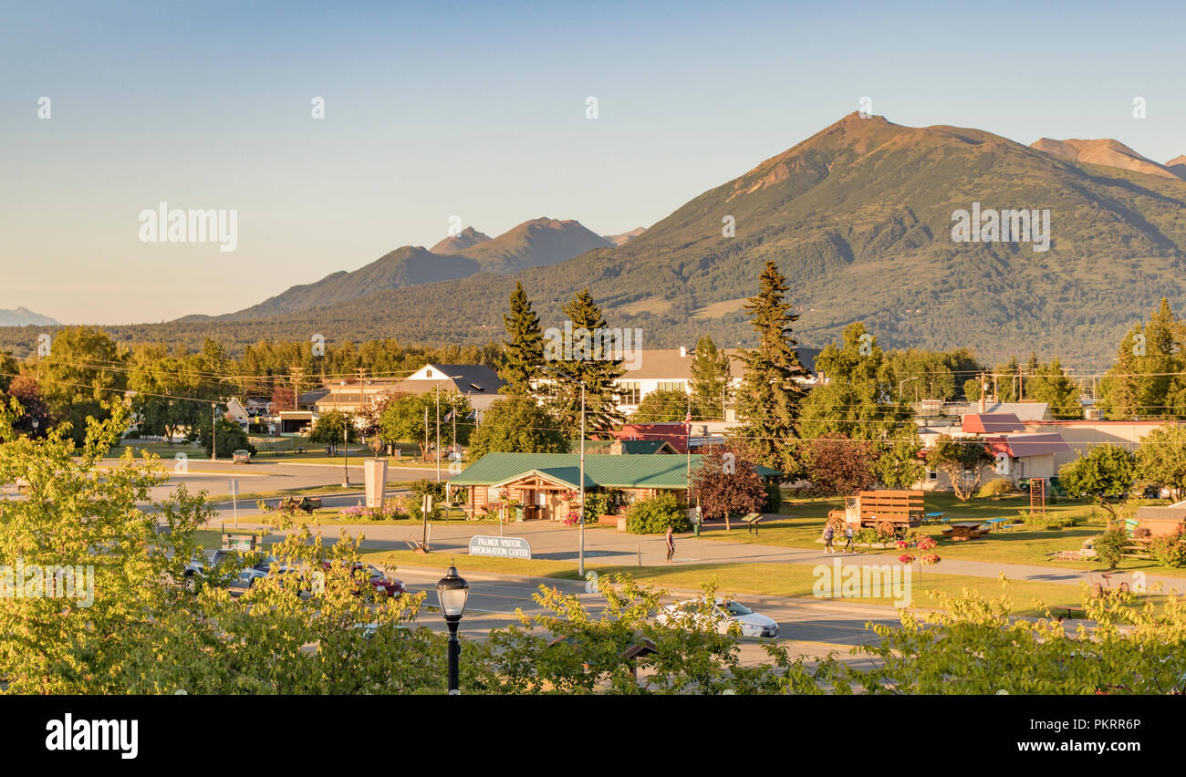 Palmer Centre d'information touristique et une vue sur la plage de Chugach en été, Palmer, Alaska, USA. Banque D'Images Palmer Centre d'information touristique et une vue sur la plage de Chugach en été, Palmer, Alaska, USA. Banque D'Images
