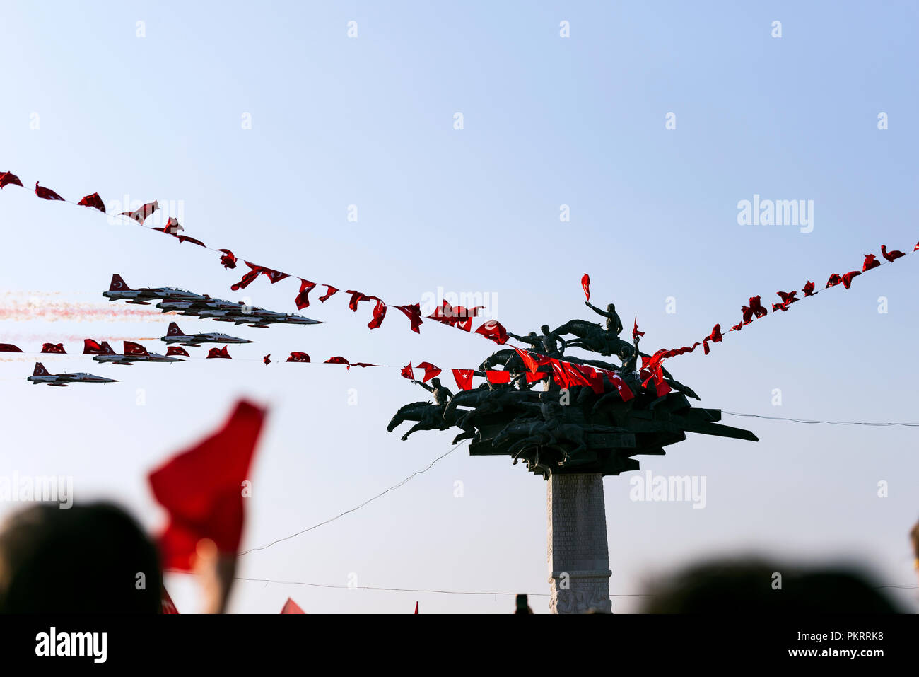 Izmir, Turquie - 9 septembre 2018. Arbre généalogique républicaine la sculpture et les gens avec de l'air show et bondé de personnes avec des drapeaux turcs. Banque D'Images