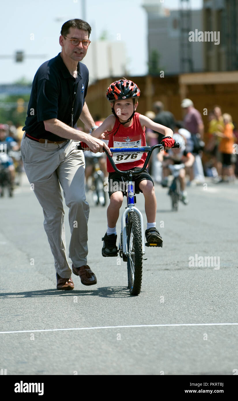 La course des enfants à l'Air Force Cycling Classic Clarendon Cup le 12 mai 2010, à Arlington, en Virginie. Banque D'Images