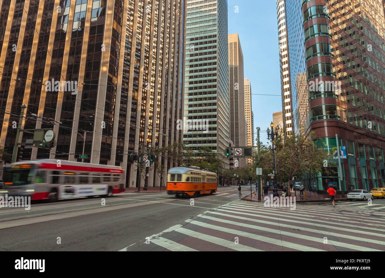 Déménagement bus et tramway sur Market Street sur tôt dimanche matin à San Francisco, Californie, États-Unis. Banque D'Images
