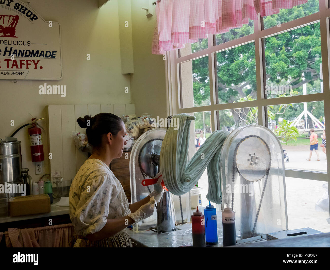 San Diego, 2 août : Les gens en costume ancien style faisant de bonbons dans la vieille ville historique le 2 août 2014 à San Diego, Californie Banque D'Images