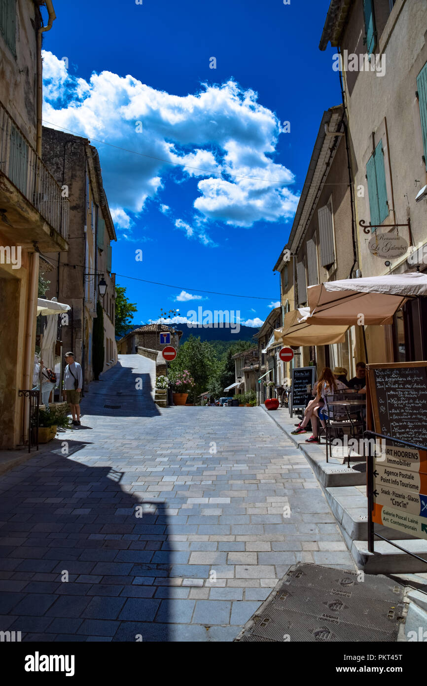 Rues, les magasins, et de l'architecture du village perché de Ménerbes dans le Luberon sont de la Provence, France Banque D'Images
