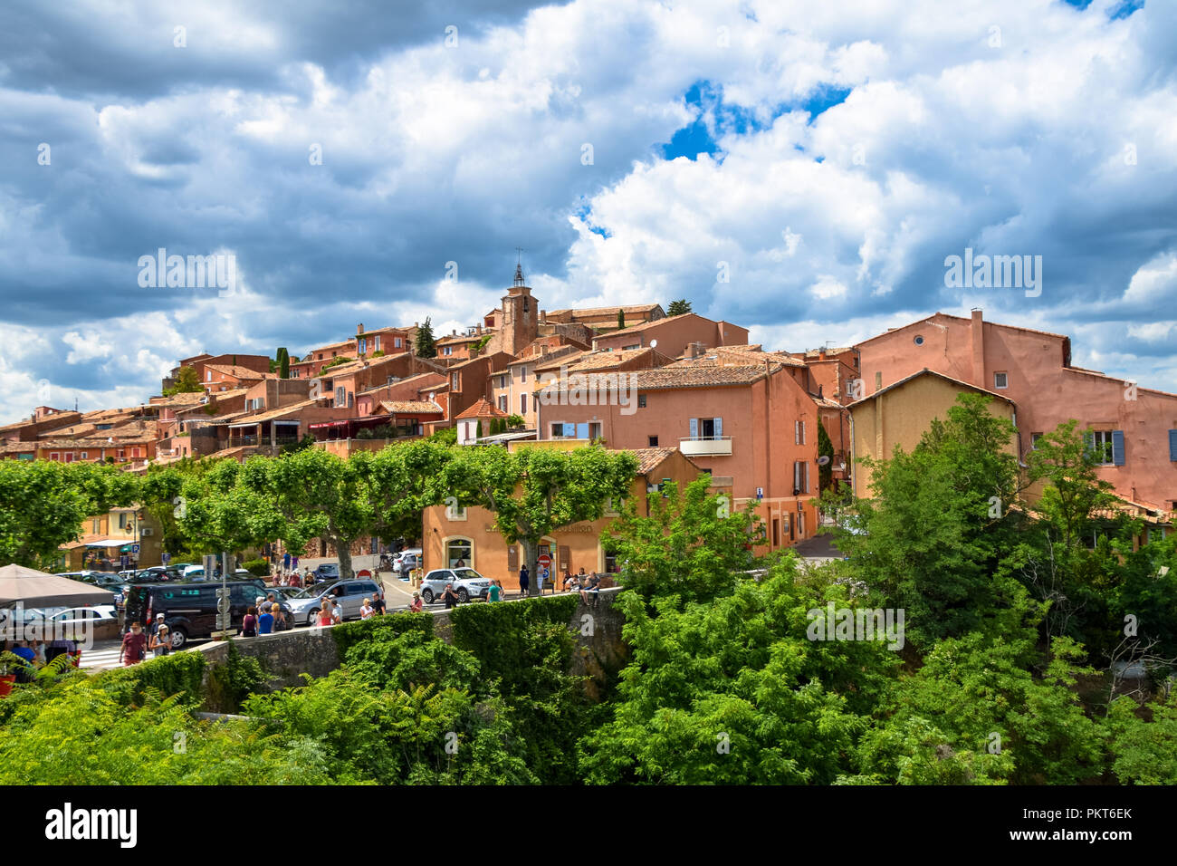 Vue du village de couleur ocre et les rues et places du village de Roussillon dans le Vaucluse/Luberon domaine de Provence, France Banque D'Images