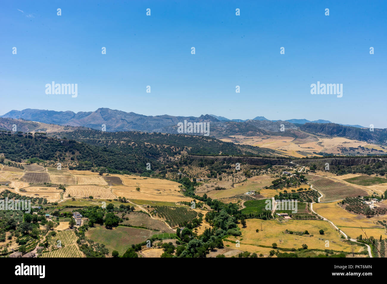 Espagne, Ronda, l'Europe, VUE PANORAMIQUE DU PAYSAGE ET LES MONTAGNES CONTRE Ciel clair Banque D'Images