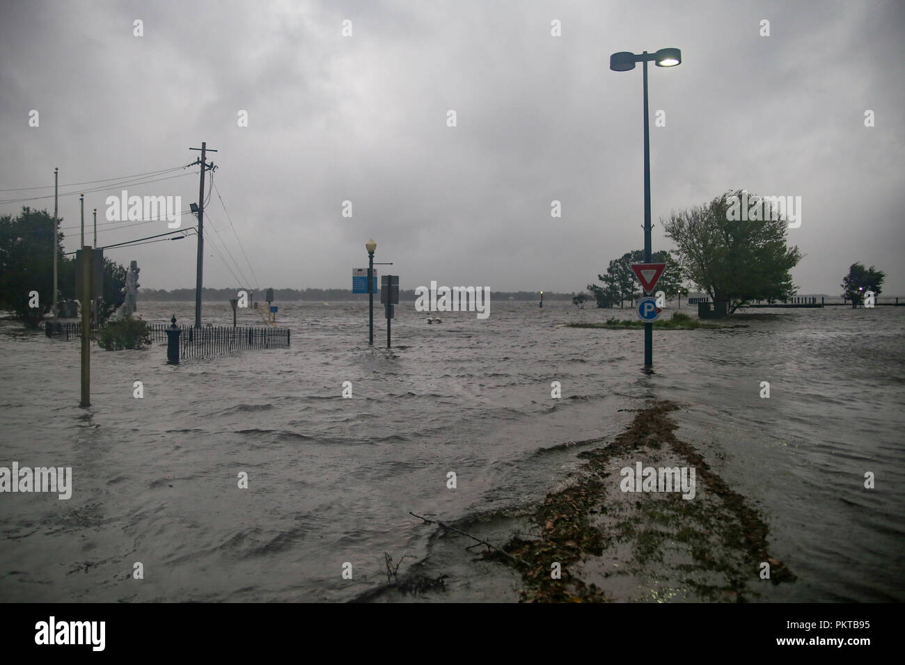 New Bern, Caroline du Nord, USA. 13 Sep, 2018. L'inondation est vu près de seize heures avant l'arrivée de l'ouragan Florence, comme début d'ondes de tempête a causé la rivière Neuse pour s'élever au-dessus de ses banques de New Bern. Crédit : Michael Candelori/ZUMA/Alamy Fil Live News Banque D'Images