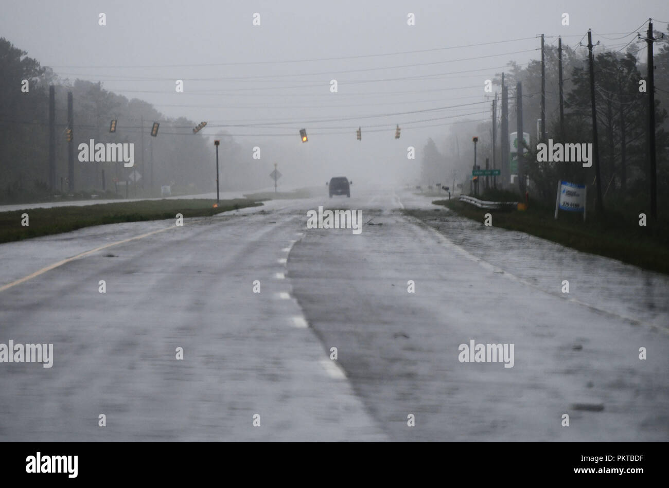 Washington, USA. 14Th Sep 2018. Peu d'automobiles peut être vu sur une route près de la côte en Caroline du Nord, États-Unis, le 14 septembre, 2018. Au moins cinq personnes ont été tués à la suite de l'ouragan Florence, qui a été déclassé vendredi après-midi à une tempête tropicale avec des vents de 110 km/h) le long de la côte Est des États-Unis. Credit : Liu Jie/Xinhua/Alamy Live News Banque D'Images