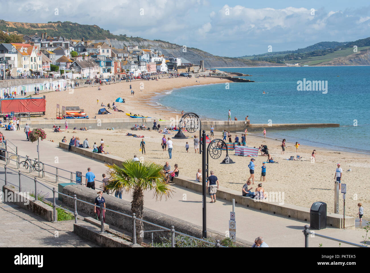 Lyme Regis, dans le Dorset, UK. 15 septembre 2018. Météo France : Les visiteurs et les gens profiter de soleil et ciel bleu vif à la station balnéaire de Lyme Regis sur un autre magnifique week-end de septembre. Credit : Celia McMahon/Alamy Live News Banque D'Images