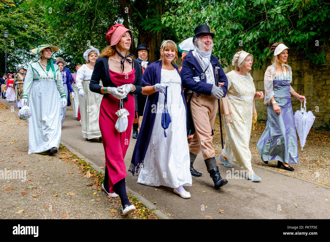 Bath, Royaume-Uni. 15 Sep, 2018. Fans de Jane Austen sont illustrés en prenant part à la célèbre Grand Regency Promenade en costume. La Promenade, une partie de la Jane Austen Festival est une procession dans les rues de Bath et les participants qui viennent de partout dans le monde s'habiller en costume du 18ème siècle. Credit : Lynchpics/Alamy Live News Banque D'Images