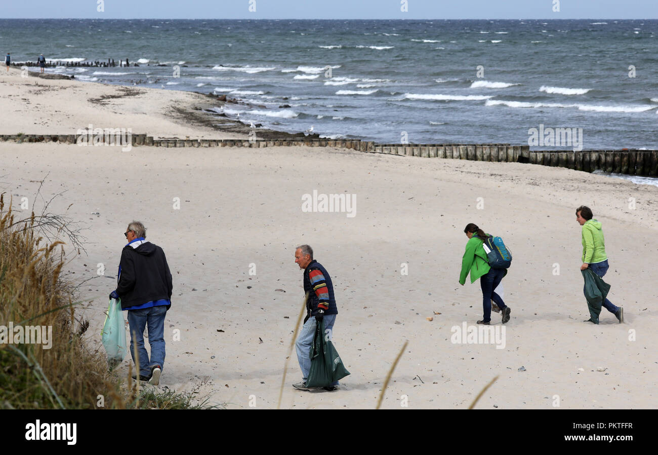 15 septembre 2018, Mecklembourg-Poméranie-Occidentale, Kühlungsborn : Les participants à une campagne de collecte des ordures sont sur leur chemin le long de la plage de la mer Baltique. Sur la journée de nettoyage du littoral International, plusieurs organisations ont appelé à des activités de collecte de fonds à divers endroits. Des millions de personnes dans le monde, les routes propres parcs, plages, forêts et rivières dans le cadre du mouvement environnemental. Photo : Bernd Wüstneck/dpa Banque D'Images