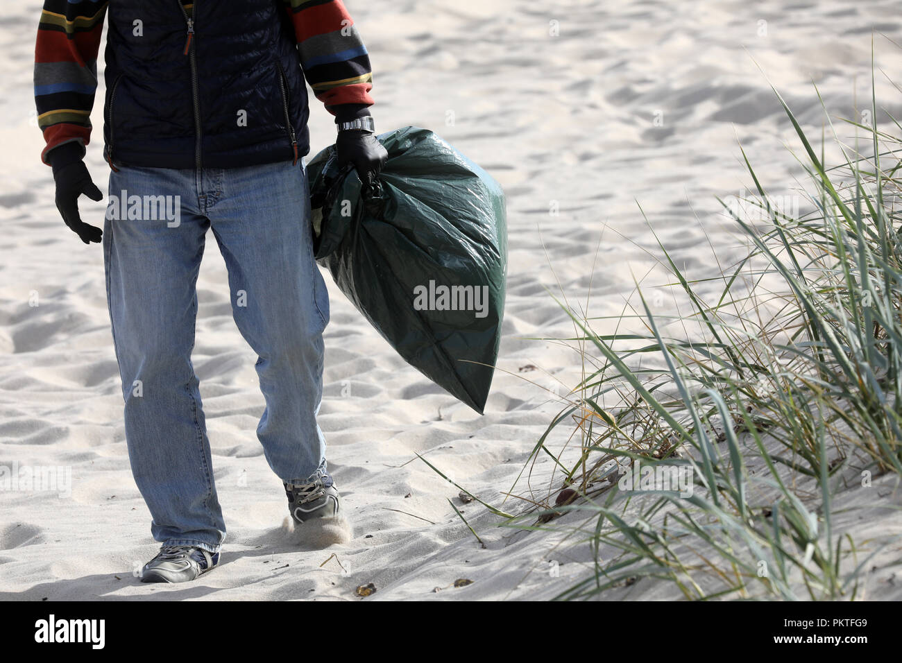 15 septembre 2018, Mecklembourg-Poméranie-Occidentale, Kühlungsborn : Les participants à une campagne de collecte des ordures sont sur leur chemin le long de la plage de la mer Baltique. Sur la journée de nettoyage du littoral International, plusieurs organisations ont appelé à des activités de collecte de fonds à divers endroits. Des millions de personnes dans le monde, les routes propres parcs, plages, forêts et rivières dans le cadre du mouvement environnemental. Photo : Bernd Wüstneck/dpa Banque D'Images