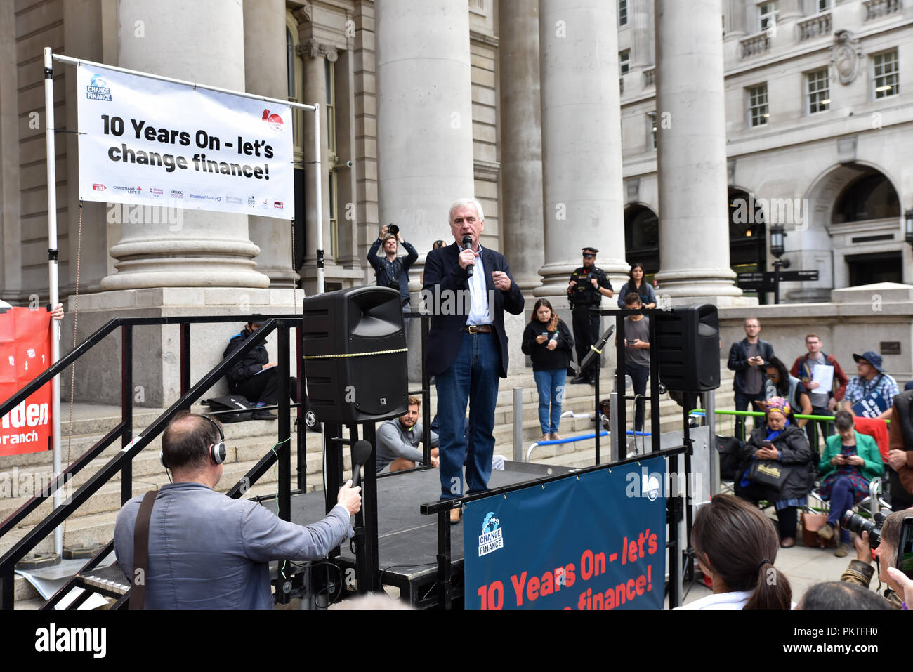 Banque mondiale, Londres, Royaume-Uni. 15 septembre 2018. Shadow Chancellor John McDonnell. Manifestation en face de la Banque d'Angleterre sur le 10e anniversaire de l'effondrement de Lehman Brothers qui conduisent à la crise financière mondiale. Crédit : Matthieu Chattle/Alamy Live News Banque D'Images