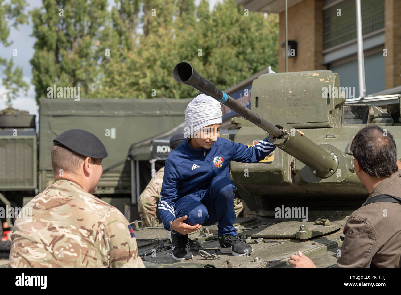 Londres 15 septembre 2018 Journée portes ouvertes de l'armée britannique pour marquer la commémoration annuelle de Saragarhi ce célèbre un combat épique où 21 soldats sikhs ont pris une dernière résistance contre 10 000 hommes des tribus ennemies en 1897 un garçon sikh joue sur un crédit de réservoir Ian Davidson/Alamy Live News Banque D'Images