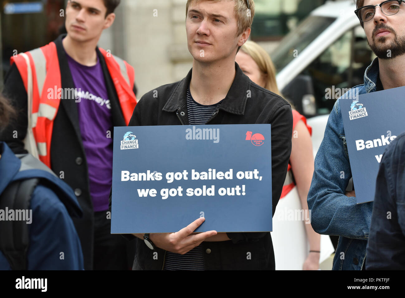 Banque mondiale, Londres, Royaume-Uni. 15 septembre 2018. Manifestation en face de la Banque d'Angleterre sur le 10e anniversaire de l'effondrement de Lehman Brothers qui conduisent à la crise financière mondiale. Crédit : Matthieu Chattle/Alamy Live News Banque D'Images