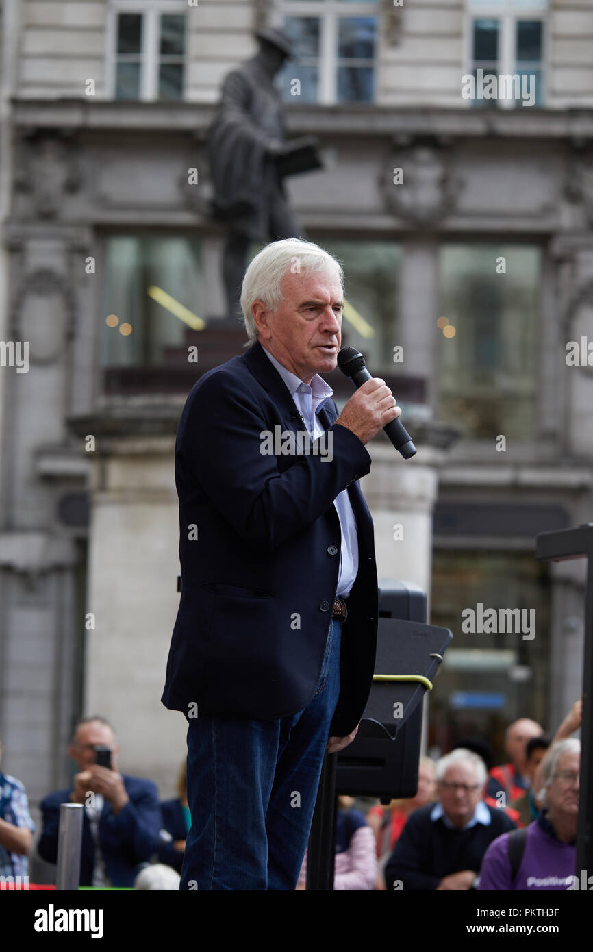 Londres, Royaume-Uni. - 15 septembre 2018 : John McDonnell, membre du parti travailliste britannique et Shadow Chancelier de l'Échiquier s'exprimant à l'extérieur du rassemblement des finances Changement Royal Exchange dans la ville de Londres. Crédit : Kevin Frost/Alamy Live News Banque D'Images