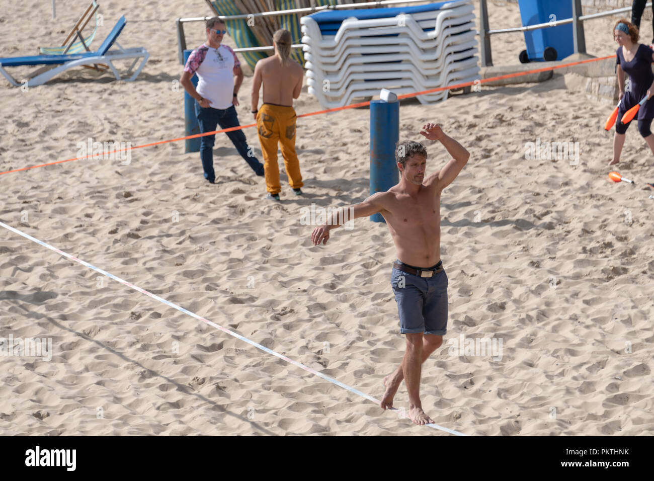 Bournemouth, Royaume-Uni. 15 septembre 2018. Les personnes bénéficiant de la dernière de l'été soleil sur la plage de Bournemouth, le bon temps persiste en automne. Les gens sur la plage et une jetée à la fin de Boscombe Bournemouth, dans le Dorset. Crédit : Thomas Faull/Alamy Live News Banque D'Images