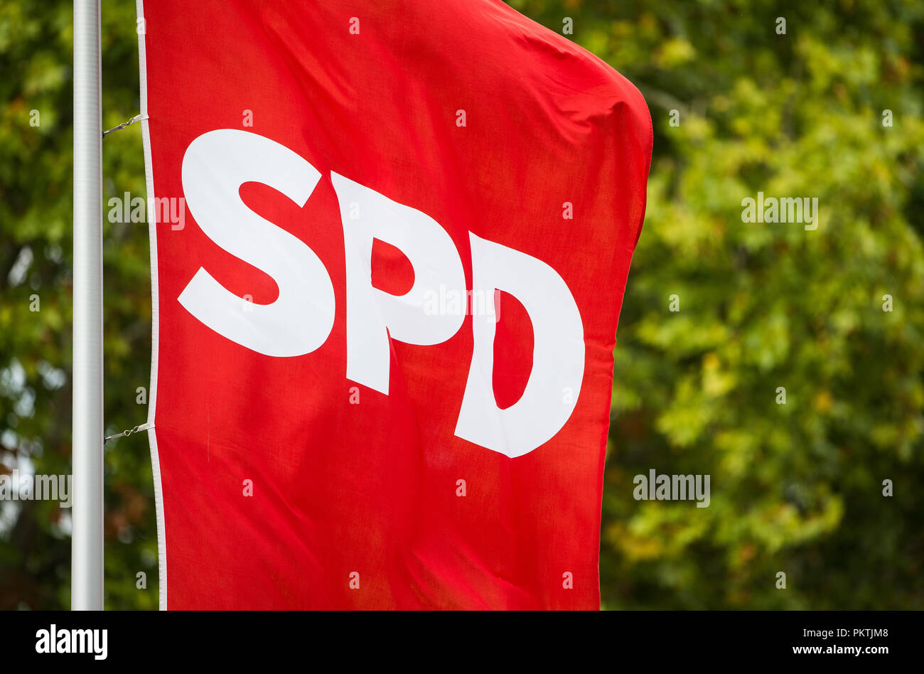 Offenbach, Hessen. 15 Sep, 2018. 15 septembre 2018, l'Allemagne, l'Offenbach : un drapeau avec le SPD logo est au vent en face de l'Offenbach durant le début officiel du SPD Hesse campagne électorale. Les élections de l'état de Hesse aura lieu le 28 octobre. Credit : Silas Stein/dpa/Alamy Live News Banque D'Images