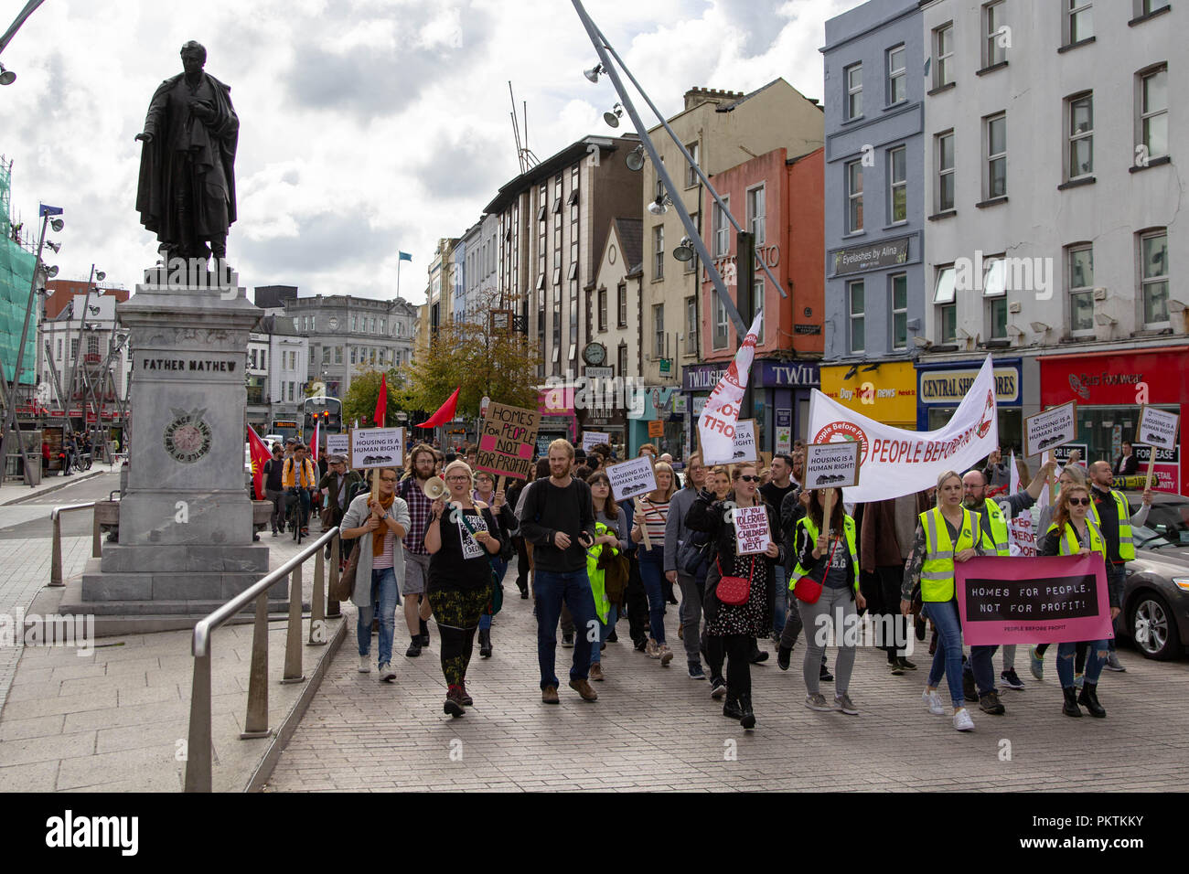 Cork, Irlande. 15 Septembre, 2018. Cork, Irlande. 15 Septembre, 2018. Rassemblement pour le logement et contre l'Brutaility Garda, la ville de Cork. Aujourd'hui à 14 heures un rassemblement a eu lieu le Grand Parade, la ville de Cork. La manifestation était de protester contre les événements récents sur la rue Frederick nord de Dublin qui a vu plusieurs personnes blessées lors d'une expulsion par la police dans une cagoule. Credit : Damian Coleman/Alamy Live News. Banque D'Images