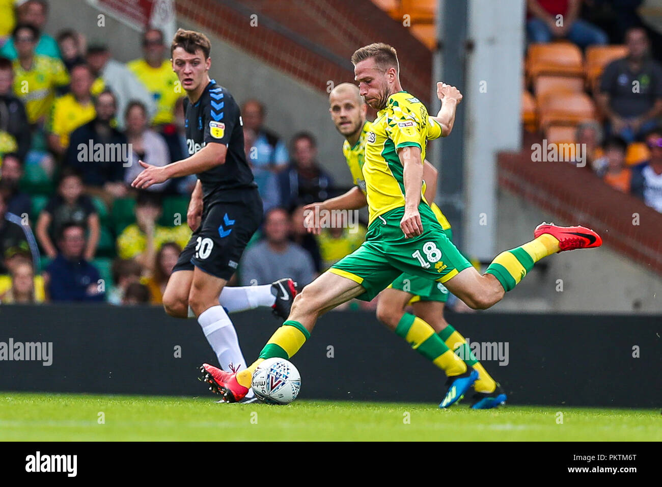 Carrow Road, Norfolk, Royaume-Uni. 15 Sep 2018. Sky Bet Championship EFL Norwich City v Middlesbrough ; Marco Stiepermann de Norwich efface la balle contre Middlesborough. Utilisez uniquement rédactionnel aucune utilisation non autorisée avec l'audio, vidéo, données, listes de luminaire, club ou la Ligue de logos ou services 'live'. Aucune utilisation de pari, de jeux ou d'un club ou la ligue/dvd publications et toutes les images de la Ligue anglaise de football sont soumis à licence DataCo Crédit : News Images /Alamy Live News Banque D'Images