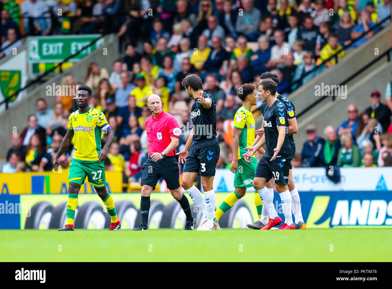 Carrow Road, Norfolk, Royaume-Uni. 15 Sep 2018. Sky Bet Championship EFL Norwich City v Middlesbrough ; Arbitre James Linington après la carte rouge a été infirmée. Utilisez uniquement rédactionnel aucune utilisation non autorisée avec l'audio, vidéo, données, listes de luminaire, club ou la Ligue de logos ou services 'live'. Aucune utilisation de pari, de jeux ou d'un club ou la ligue/dvd publications et toutes les images de la Ligue anglaise de football sont soumis à licence DataCo Crédit : News Images /Alamy Live News Banque D'Images