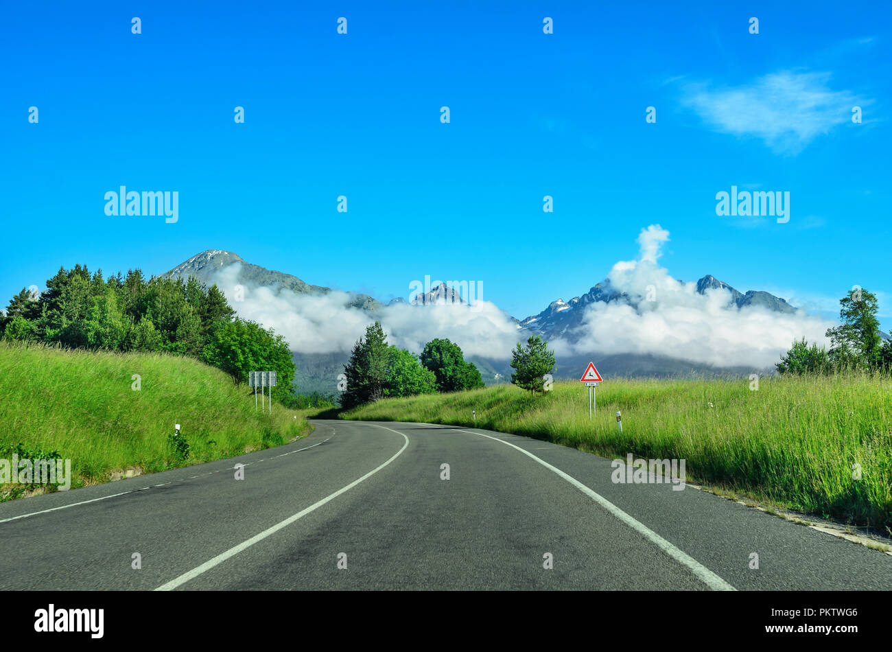 Route asphaltée vers les Tatras, en Slovaquie. Banque D'Images