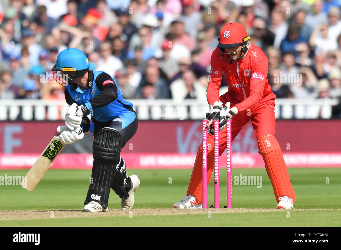 La chute rapide de Worcestershire Tom est surpris par la foudre Lancashire Joss Buttler durant la vitalité T20 Blast Semi finale match le jour des finales à Edgbaston, Birmingham. Banque D'Images