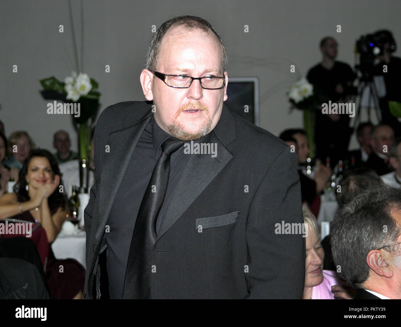 Ford Kiernan fait son chemin sur la scène pour recevoir son prix BAFTA Écossais comme la moitié de l'écrivain, et d'artiste, duo de la meilleure comédie Show - Jeu encore. Son partenaire de comédie est Greg Hemphill. Banque D'Images