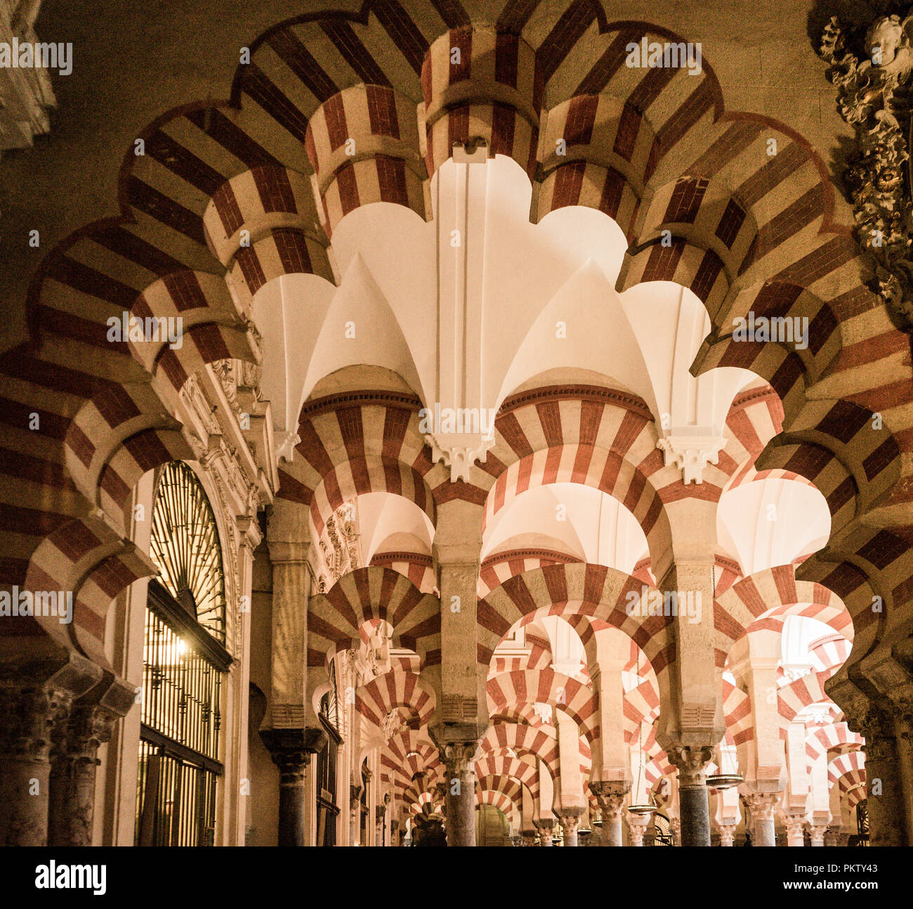 Cordoue, Espagne - 20 juin 2017 : piliers et des arcs avec rayures rouges et blanches à l'intérieur de la Grande Mosquée de Cordoue et la Mezquita, Cathédrale o Banque D'Images
