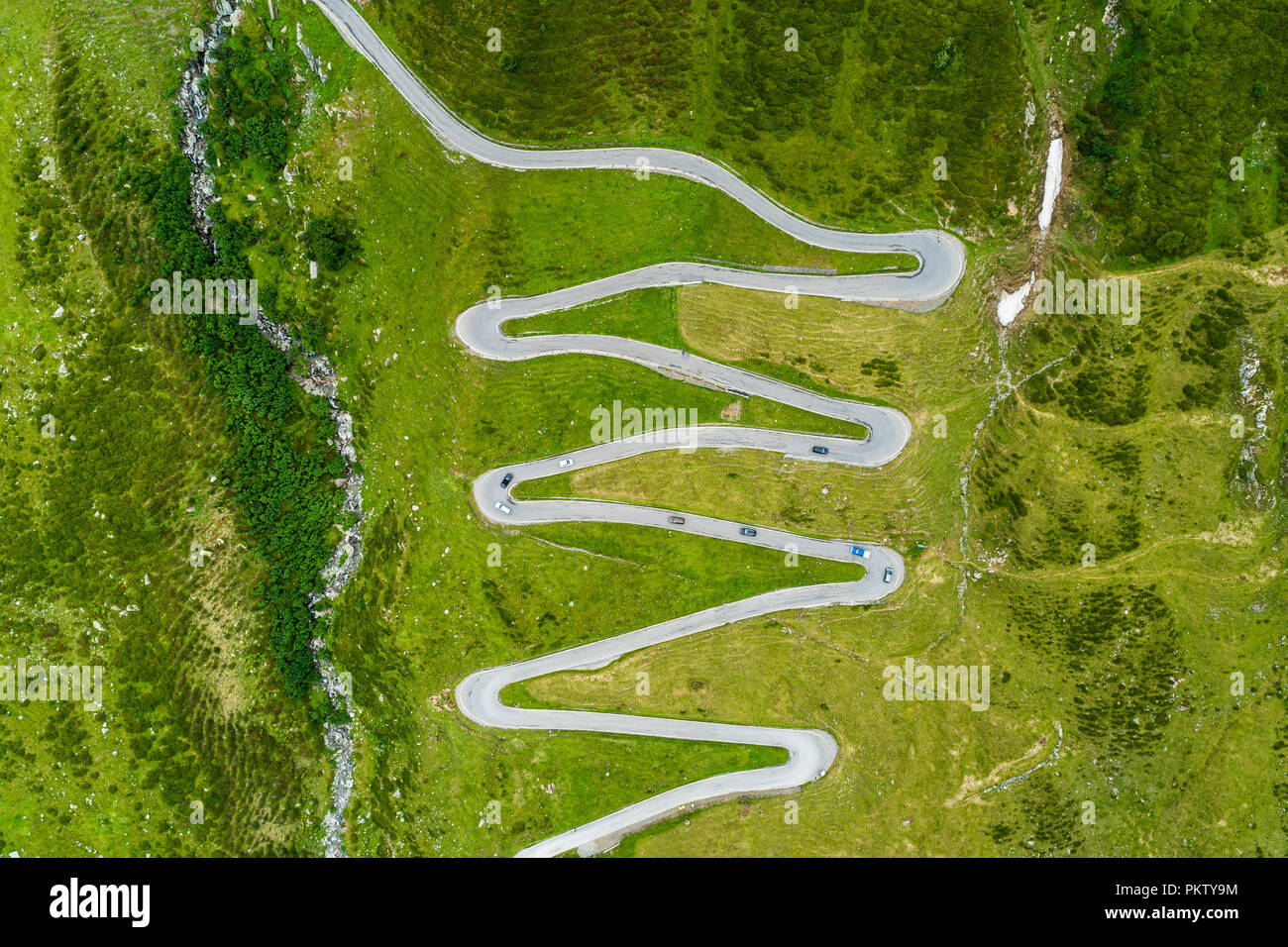 Vue aérienne, route du col de montagne sinueuse Splügenpass, Canton des Grisons, Suisse Banque D'Images