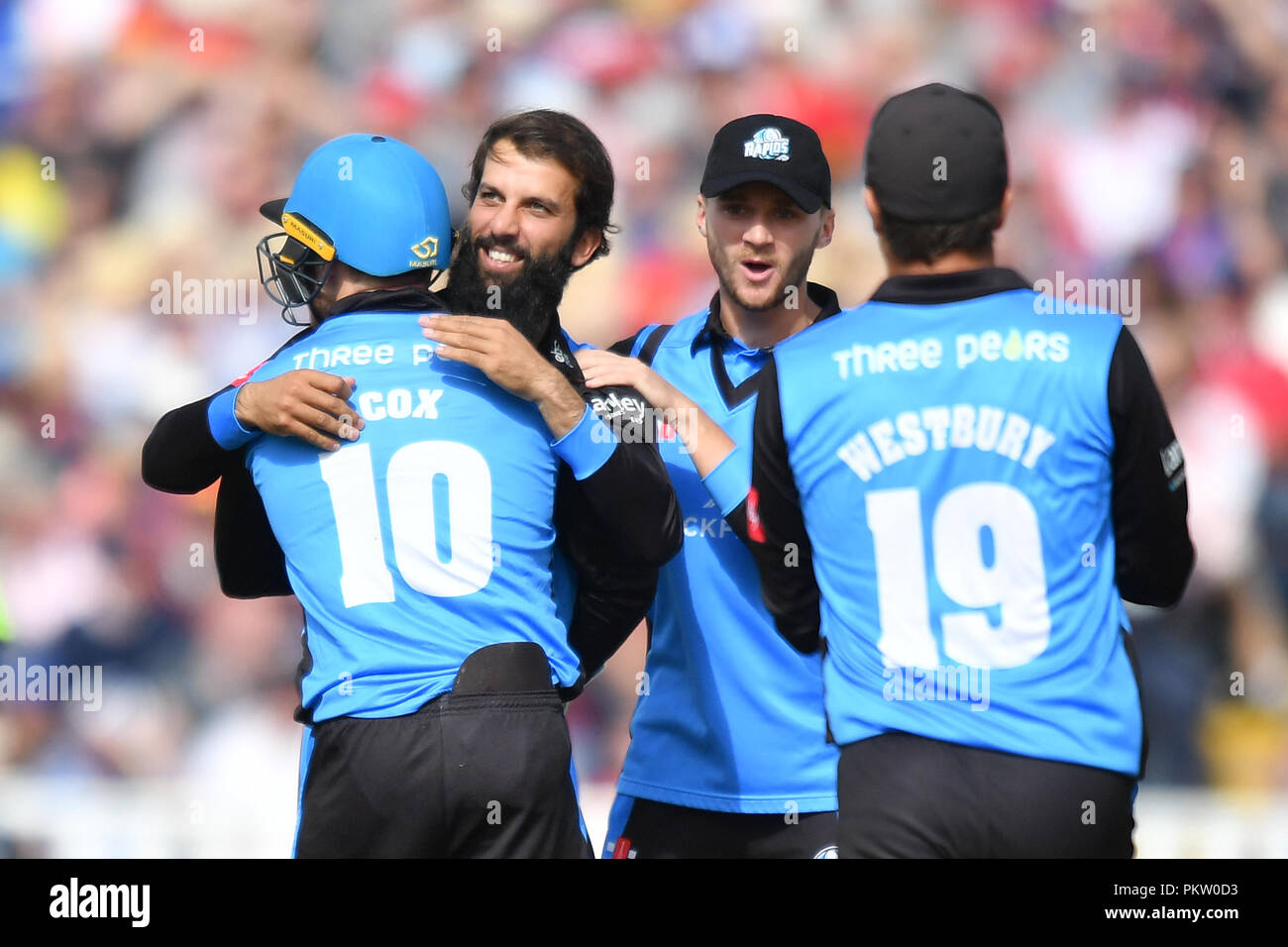 La rapide Worcestershire Moeen Ali célèbre en tenant le wicket de Lancashire Lightning's Joss Buttler durant la vitalité T20 Blast Semi finale match le jour des finales à Edgbaston, Birmingham. Banque D'Images