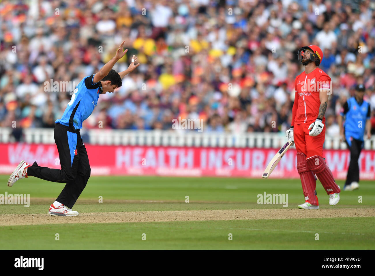 La rapide Worcestershire Patrick Brown célèbre en tenant le wicket de Lancashire Lightning's Jordan Clark pendant la vitalité T20 Blast Semi finale match le jour des finales à Edgbaston, Birmingham. Banque D'Images