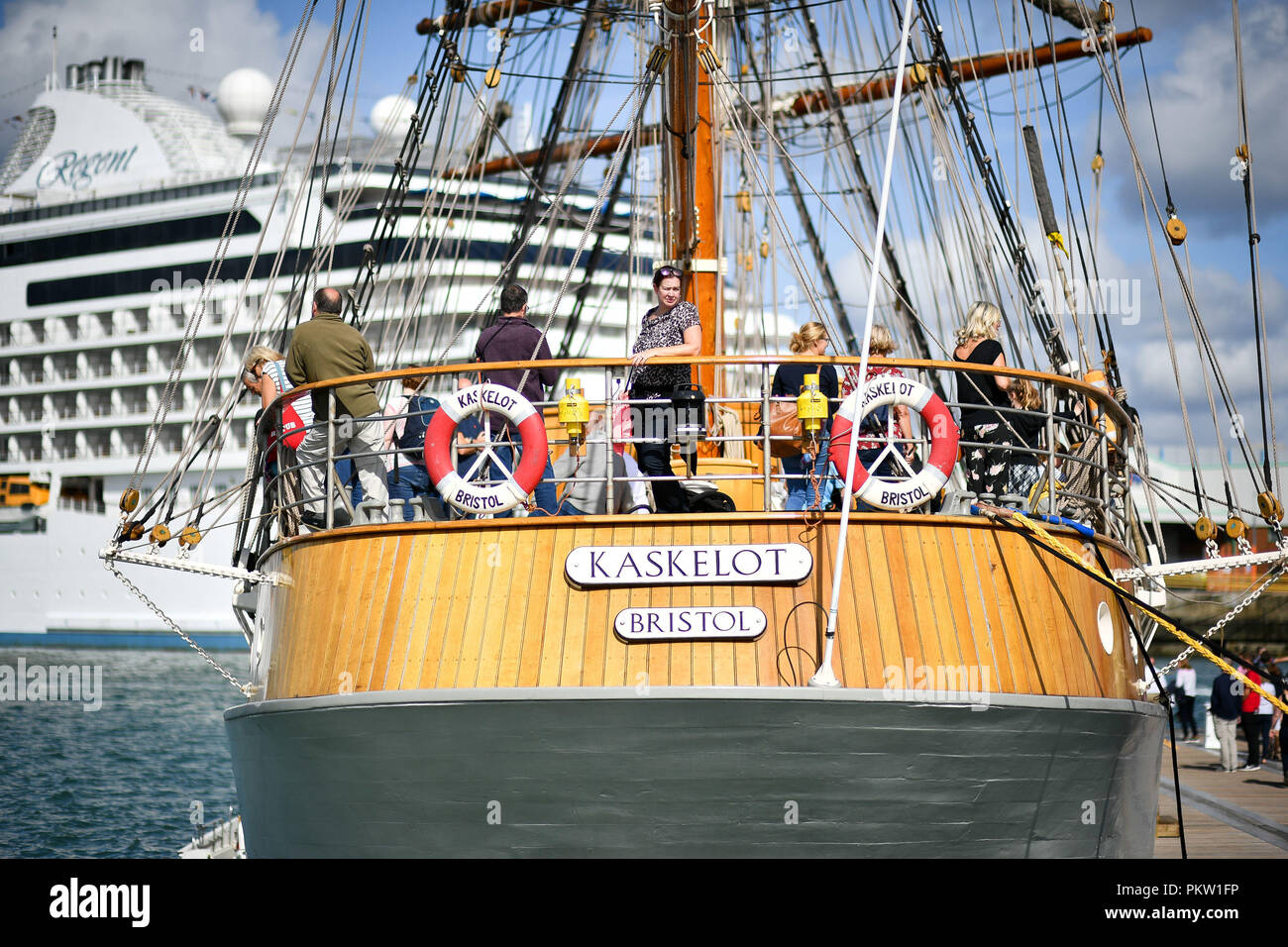 Une femme regarde au-dessus de la poupe du navire, un Kaskelot grands trois-mâts barque, et l'un des derniers grands navires en bois en commission, à la Southampton Boat Show, qui se déroule jusqu'au 23 septembre à Mayflower Park, Southampton. Banque D'Images