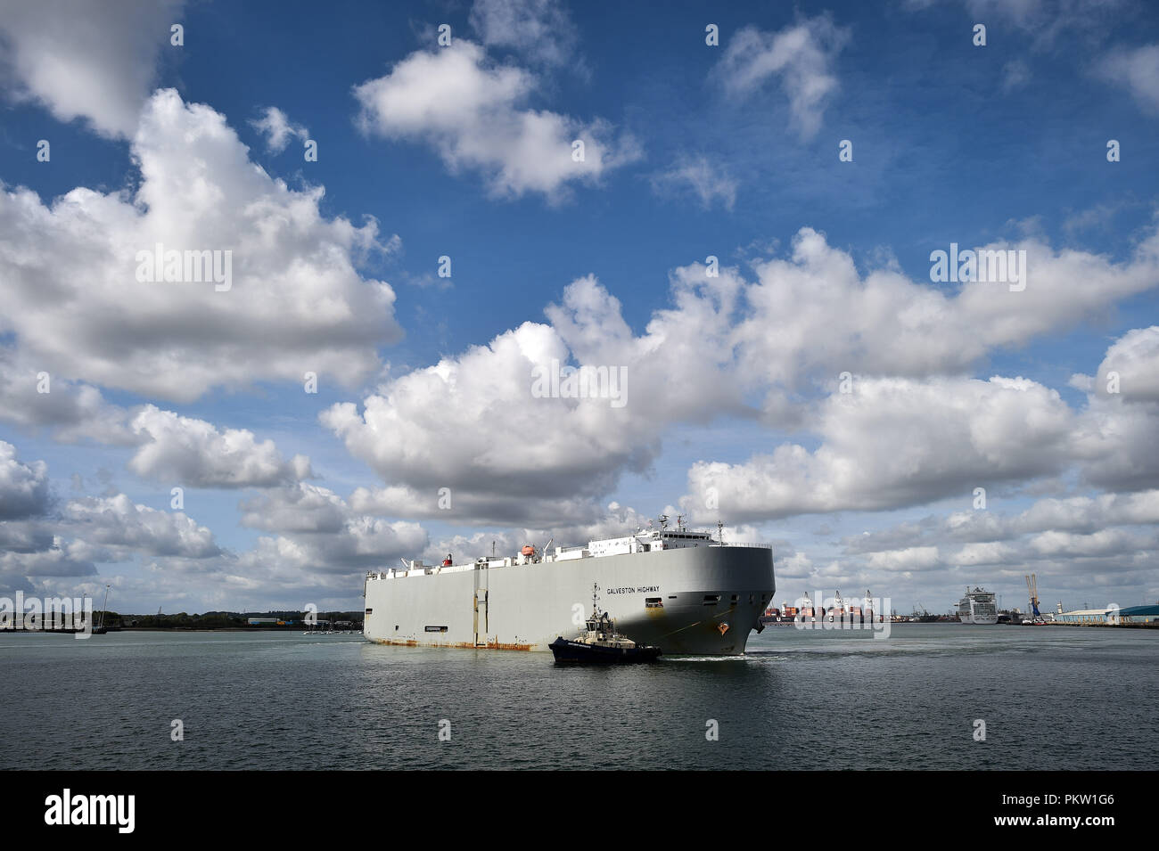Véhicule cargo transporteur routier Galveston est tiré à travers les eaux où le trafic à la Southampton Boat Show, qui se déroule jusqu'au 23 septembre à Mayflower Park, Southampton. Banque D'Images