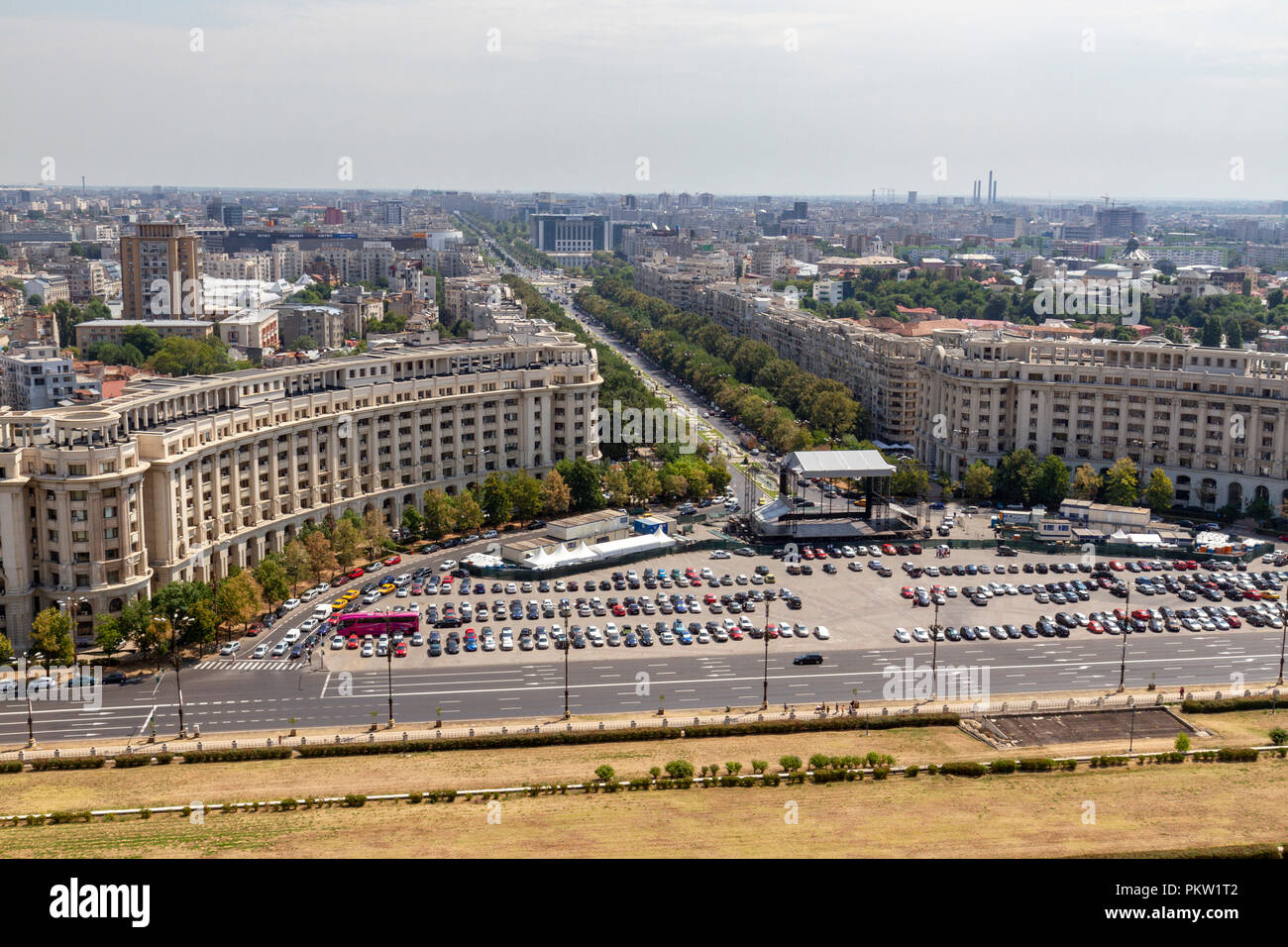 Vue de dessus de toit vers le bas pour Piața Constituției et le long de Bulevardul Unirii, du Palais du Parlement, Bucarest, Roumanie. Banque D'Images