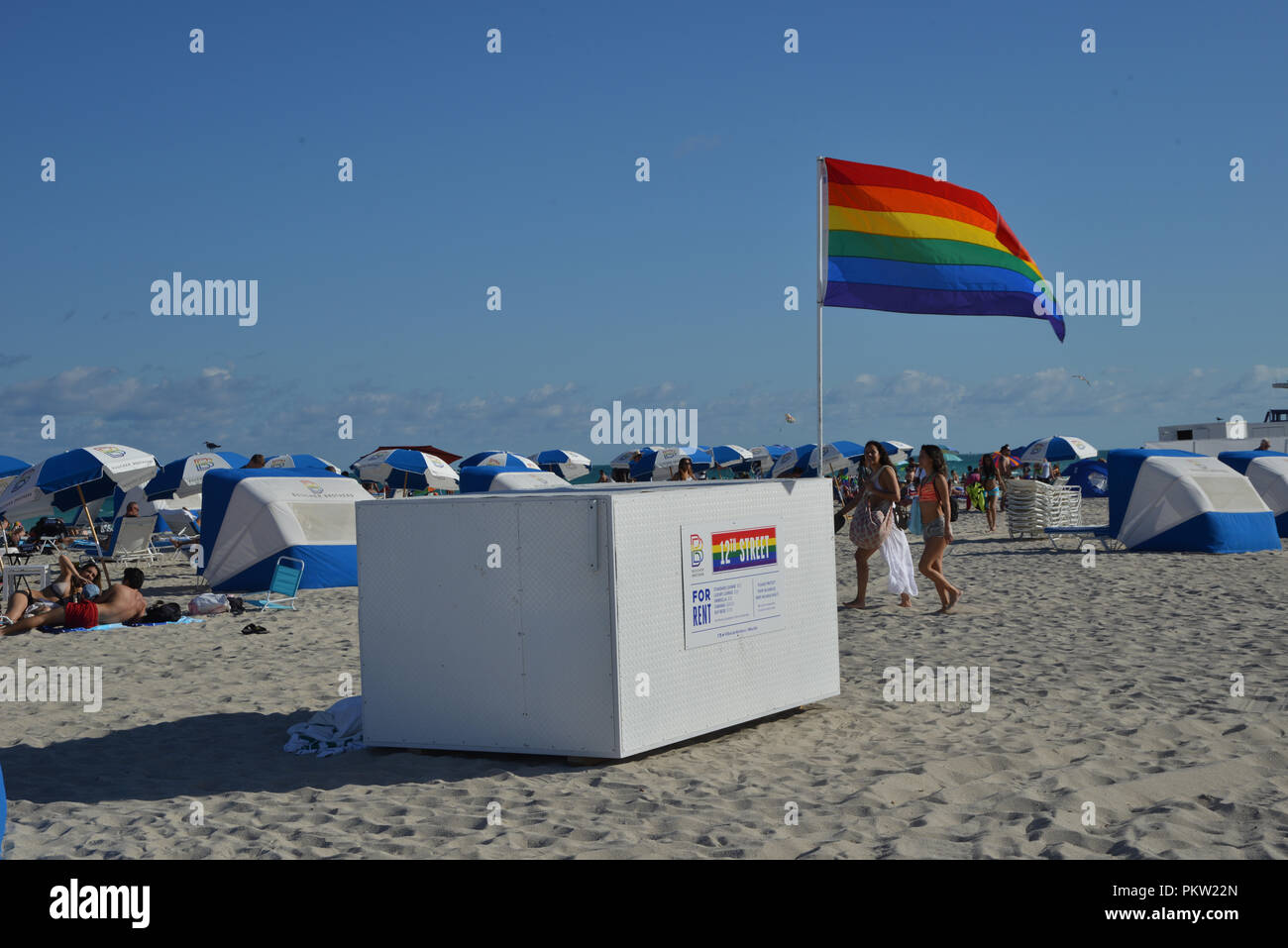 USA, Florida, Miami, South Beach drapeau arc-en-ciel Banque D'Images