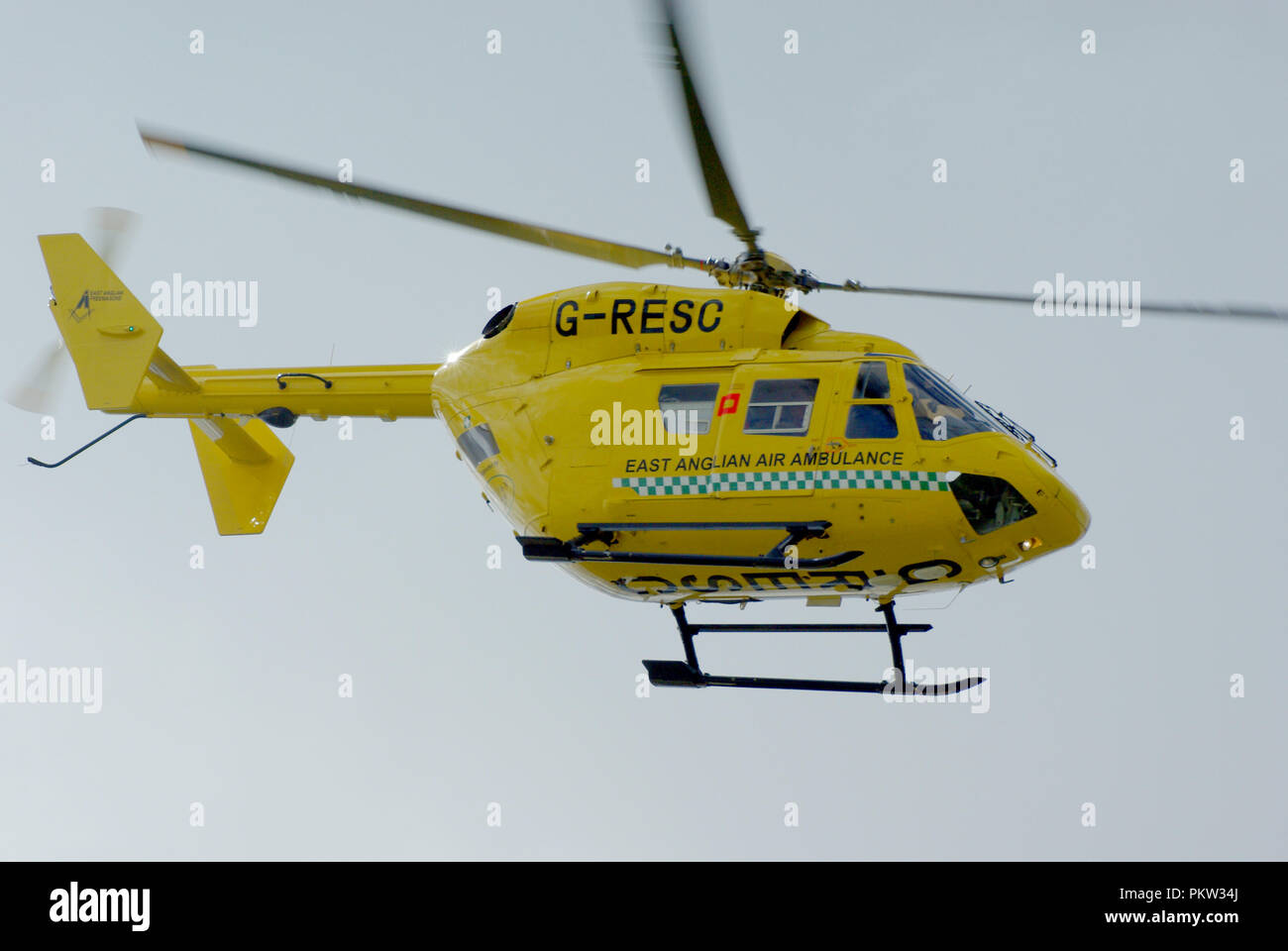East Anglian Air Ambulance hélicoptère Eurocopter MBB BK117 G-CSER voler. Les services d'urgence air ambulance ambulancier assistance médicale Banque D'Images