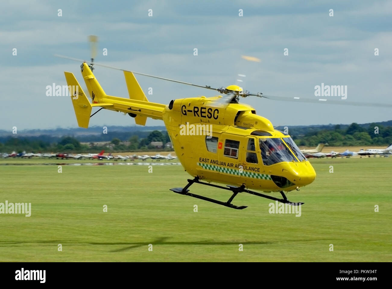 East Anglian Air Ambulance hélicoptère Eurocopter MBB BK117 G-CSER voler. Les services d'urgence air ambulance ambulancier assistance médicale Banque D'Images