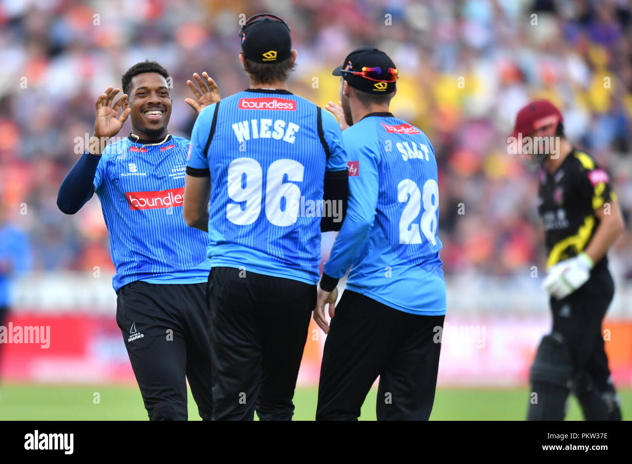 Sussex Sharks' Chris Jordan célèbre comme David Wiese prend les captures de Somerset's Peter Trego durant la vitalité T20 Blast Semi finale match le jour des finales à Edgbaston, Birmingham. Banque D'Images