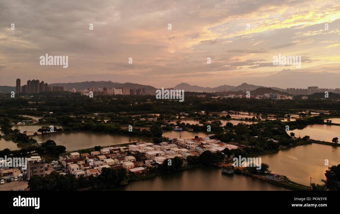 Village de Tai Sang Wai , coucher du soleil avant que le typhon mangkhut Banque D'Images Village de Tai Sang Wai , coucher du soleil avant que le typhon mangkhut Banque D'Images