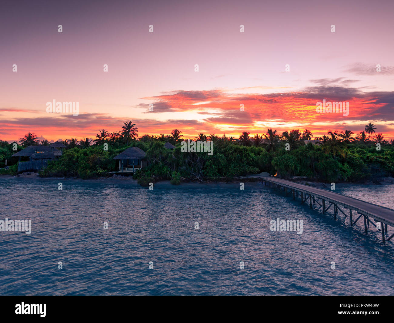 Coucher du soleil Maldive Île avec Fiery Red sky Banque D'Images