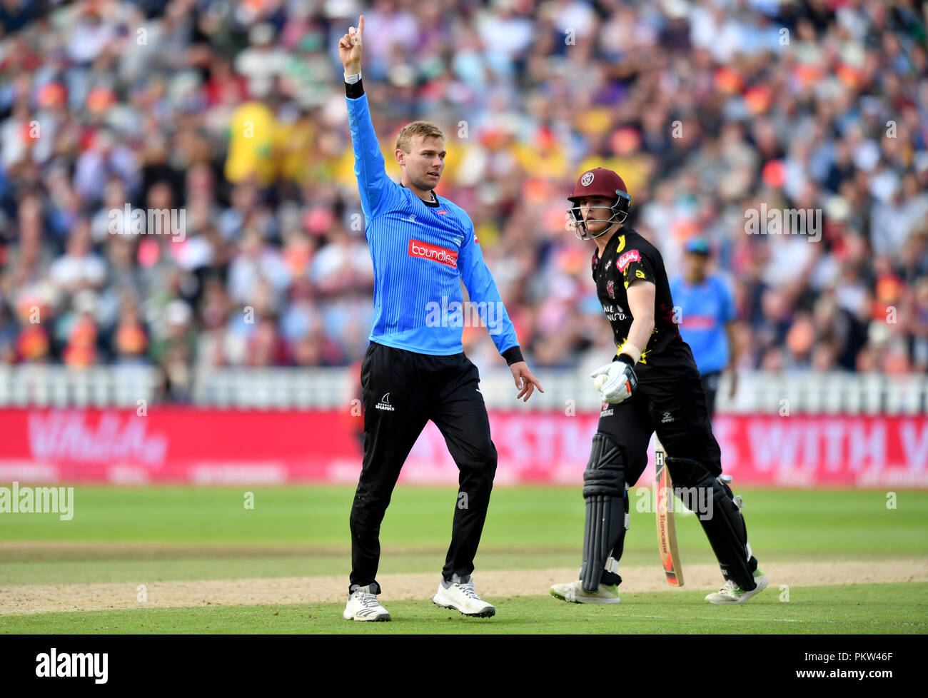 Sussex Sharks' Danny Briggs célèbre court du Somerset Tom Abell (à droite) au cours de l'épanouissement T20 Blast Semi finale match le jour des finales à Edgbaston, Birmingham. Banque D'Images