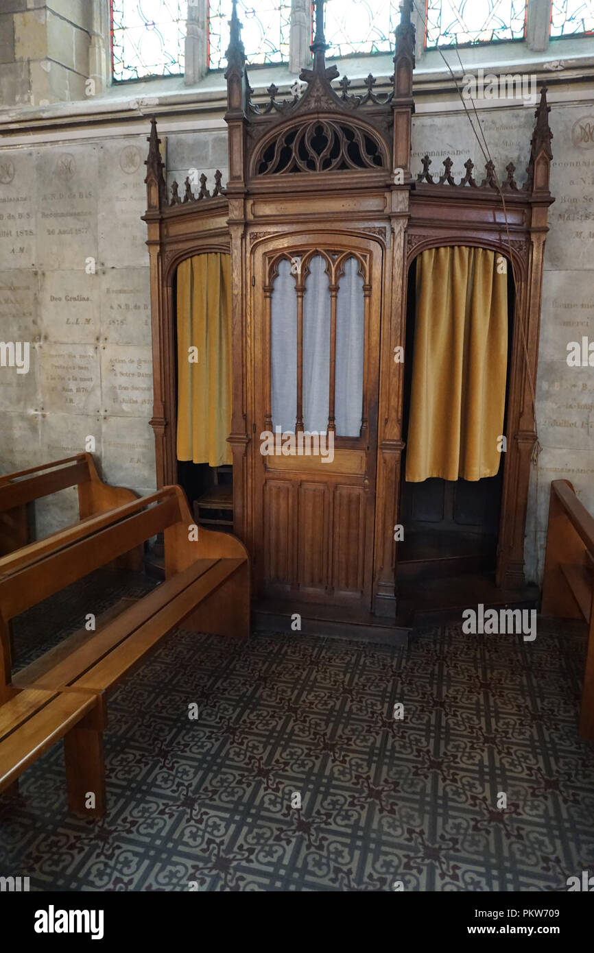 Bois à l'ancienne à l'intérieur de l'église confessionnelle avec beau plancher de carreaux colorés, Banque D'Images