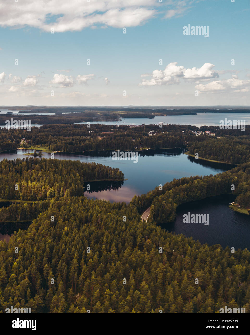 Finlande Punkaharju, avec des lacs scintillants entre le grand pins qui poussent sur les deux côtés de la crête, est le plus connu des paysages nationaux et stro Banque D'Images