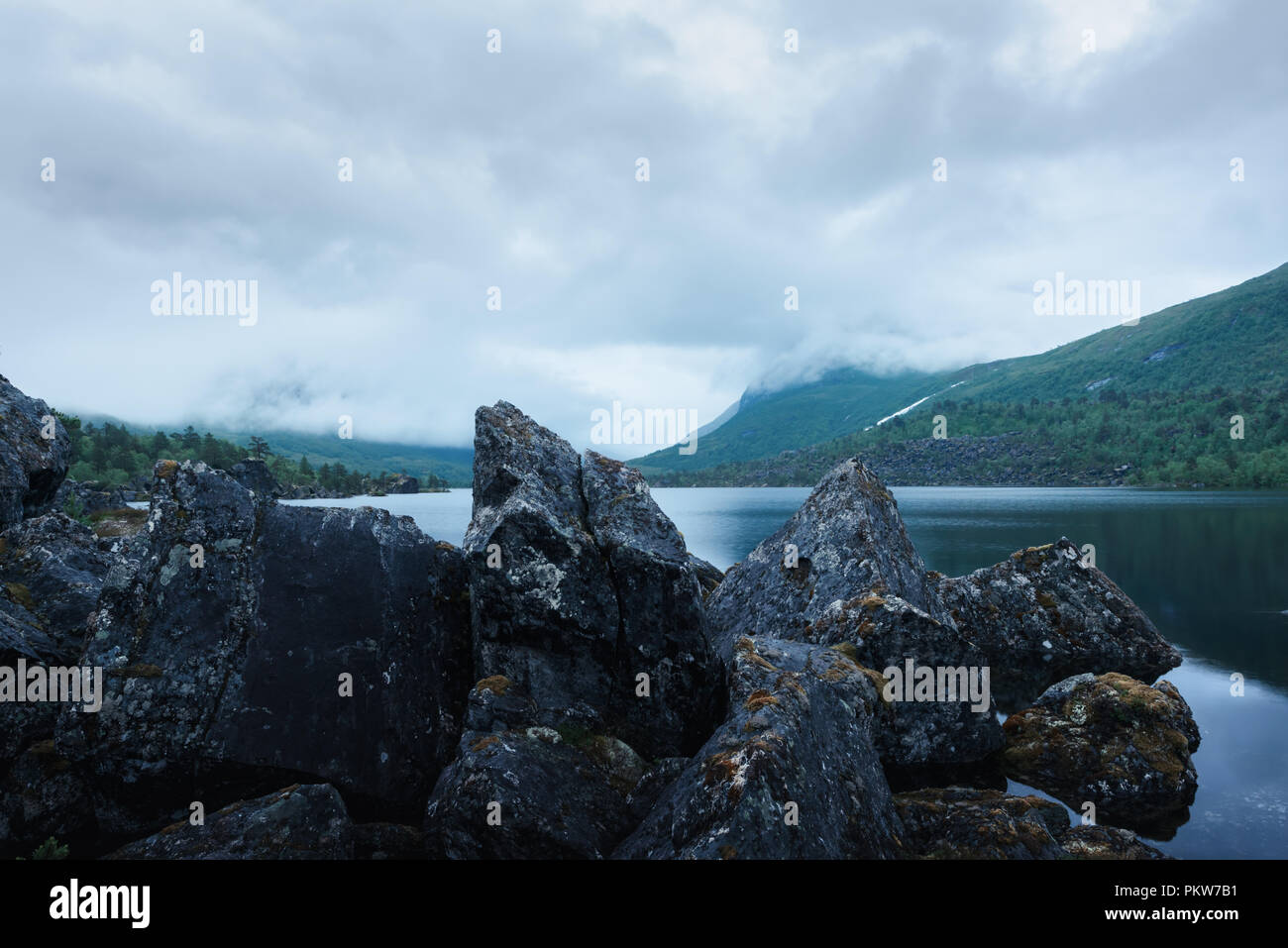 Soirée incroyable paysage sur Innerdalsvatna lake Banque D'Images