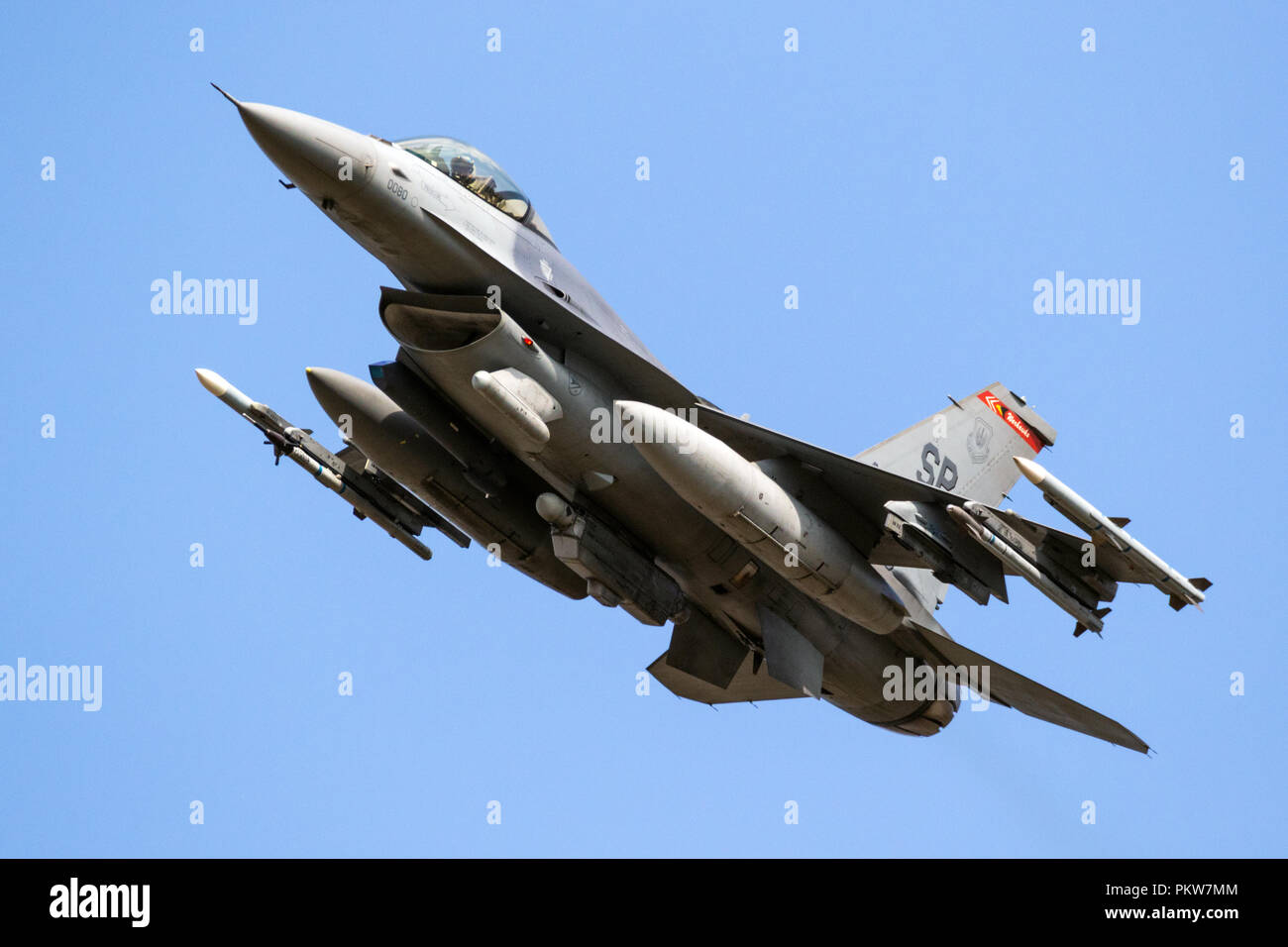 SPANGDAHLEM, en Allemagne - 29 Feb, 2018 : Armée US Air Force F-16C fighter jet à partir de la 480e Escadron de chasse au décollage à Spangdahlem Air Base. Banque D'Images