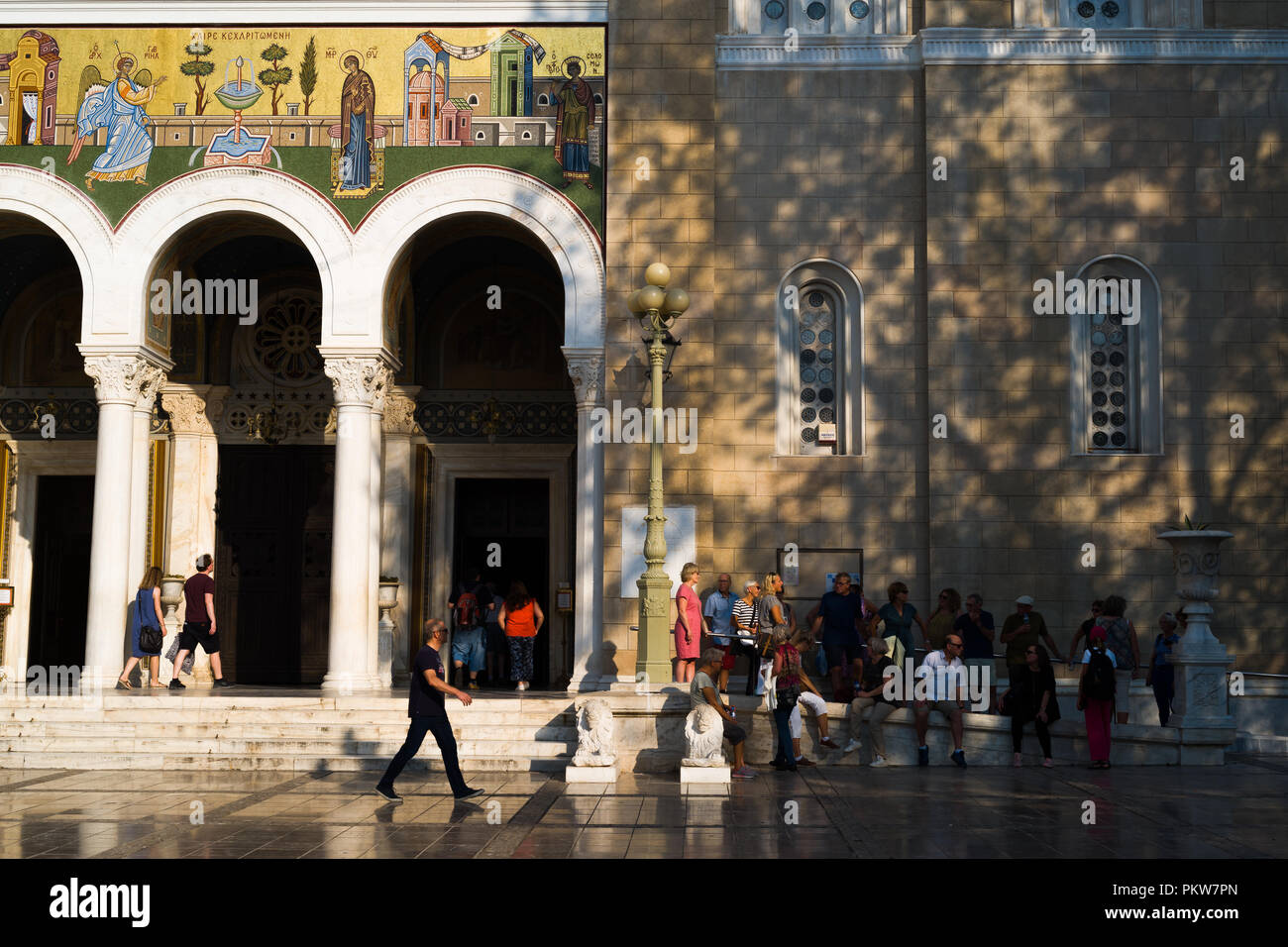 Des gens assis par l'entrée de la cathédrale d'Athènes Banque D'Images