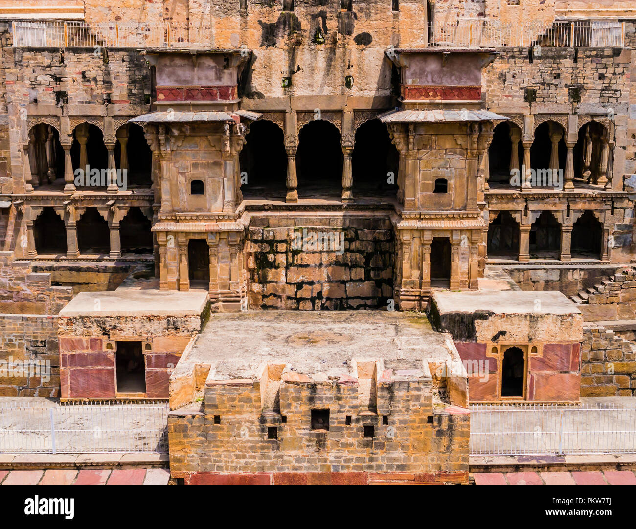 Pavillon de Chand Baori, cage à Abhaneri village, Rajasthan, Inde Banque D'Images