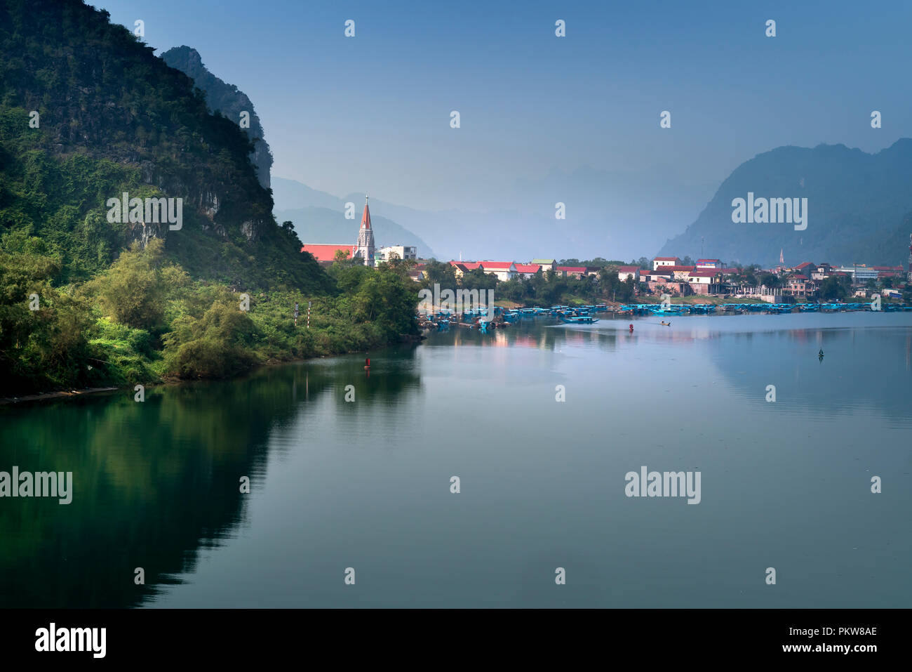 Beau paysage, en amont du fleuve Gianh, province de Quang Binh, le centre du Vietnam Banque D'Images