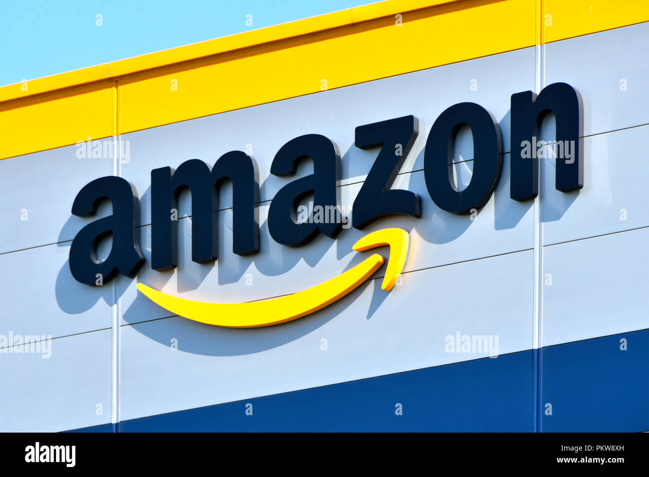 Gros plan Amazon signe grand développement de bâtiment d'entrepôt gère les achats en ligne Internet de détail et les affaires de technologie Tilbury Essex Angleterre Royaume-Uni Banque D'Images